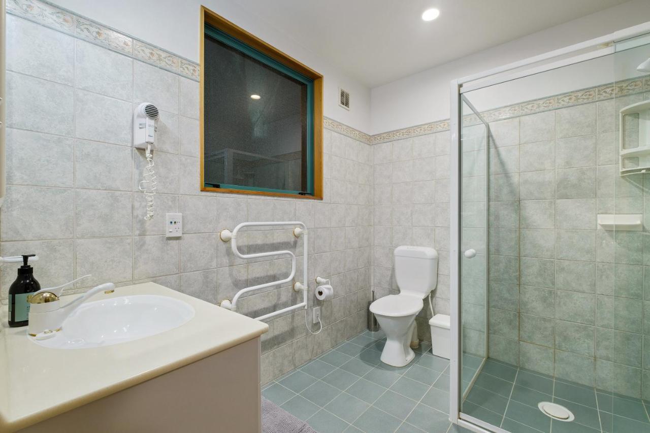 Huge Lakefront Delight - Queenstown Holiday Home Ngoại thất bức ảnh