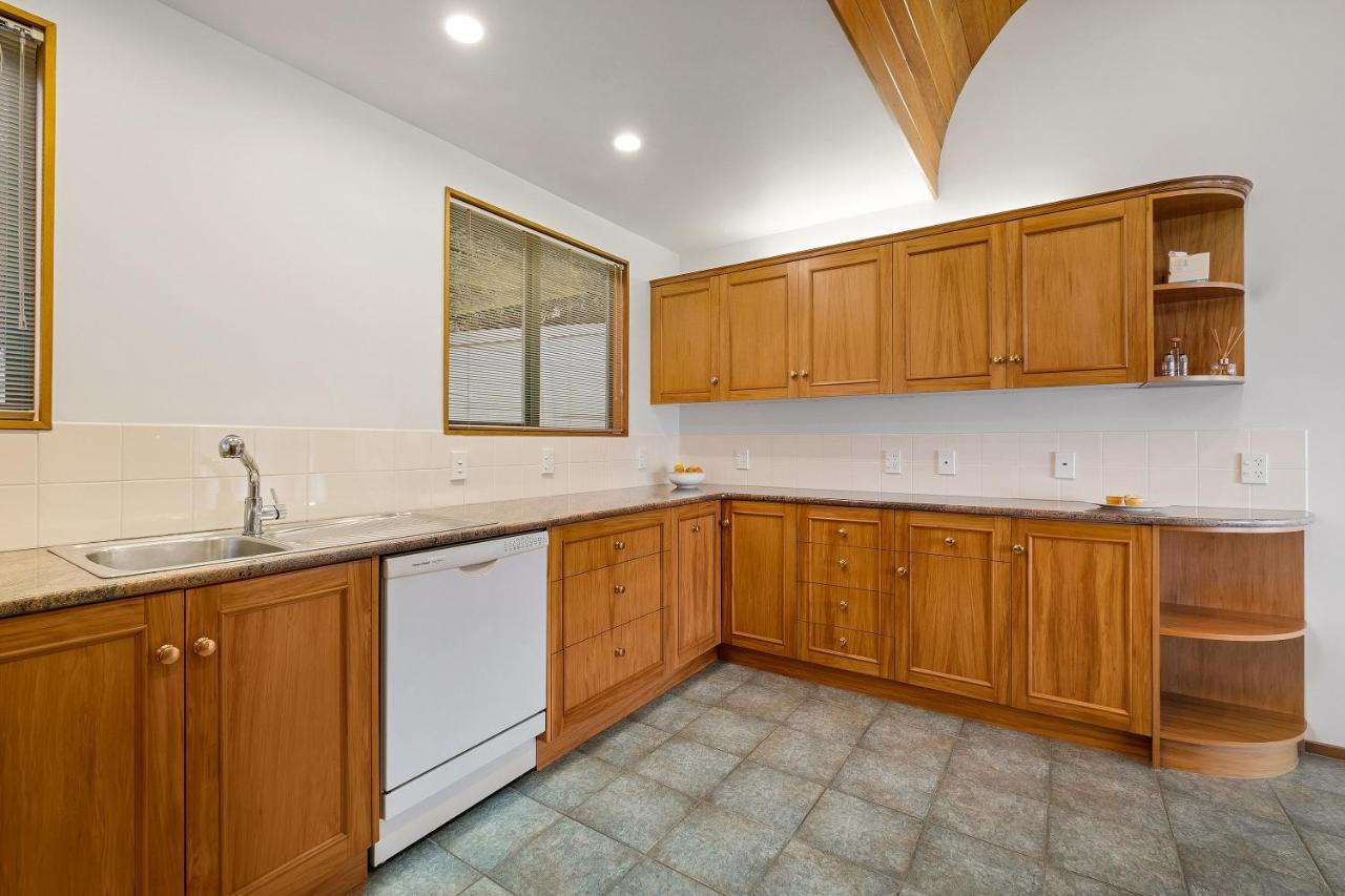 Huge Lakefront Delight - Queenstown Holiday Home Ngoại thất bức ảnh