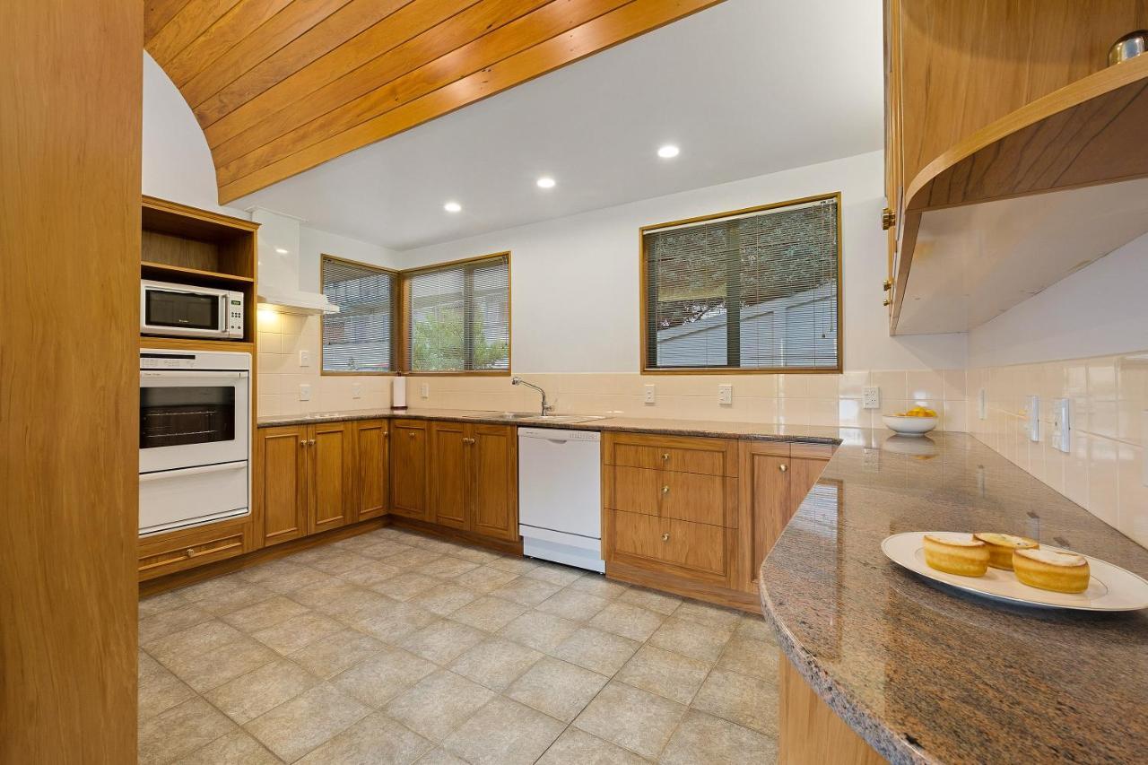 Huge Lakefront Delight - Queenstown Holiday Home Ngoại thất bức ảnh